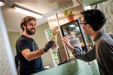 Elben backt köstliche Manakish (syrisches Streetfood)