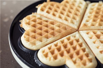 Frisch gebackene Waffeln zugunsten des Fördervereins der Kita St. Gottfried